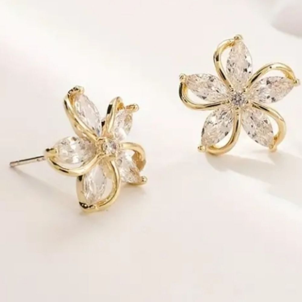 Exquisite diamond petal flower stud earrings